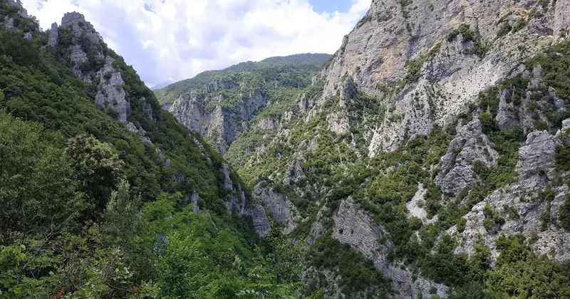 Πεζοπορία με οδηγό στο φαράγγι του Ενιπέα ως το Λιτόχωρο
